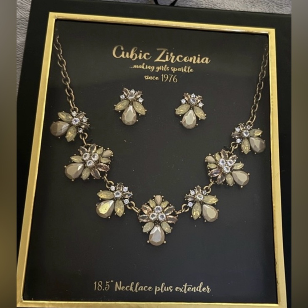 Vintage Gold Tone And Cubic Zirconia Necklace Set NWT 18.5” With Extender.